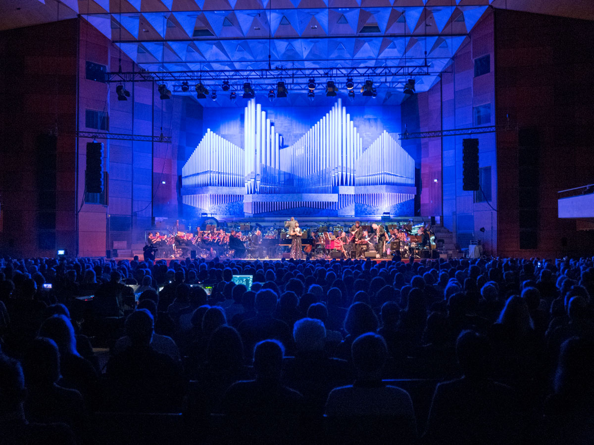 Conchita singt im der Meistersingerhalle Nürnberg