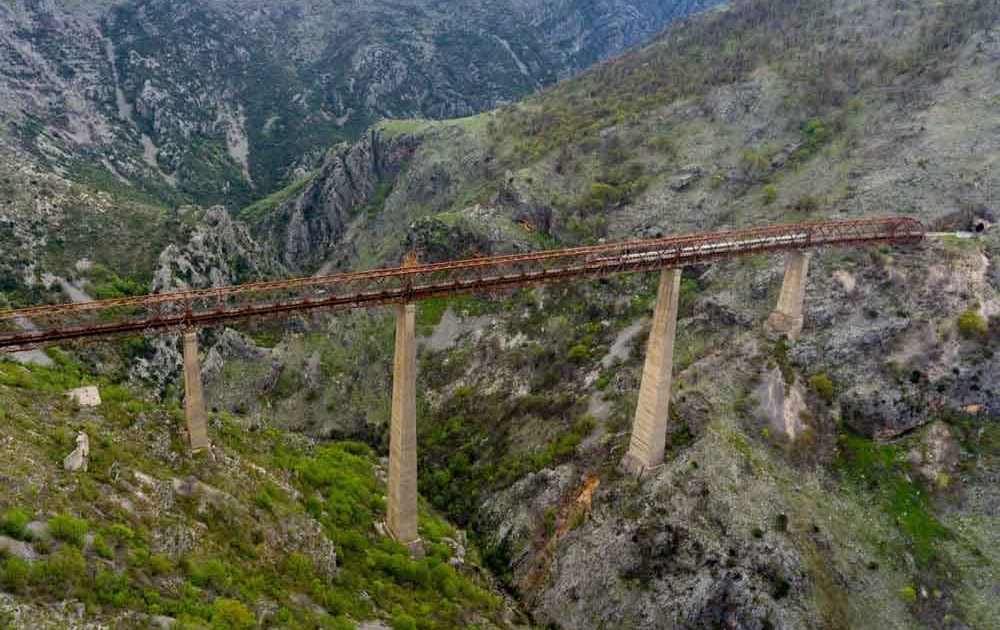 Europas höchstes Eisenbahn-Viadukt in Montenegro