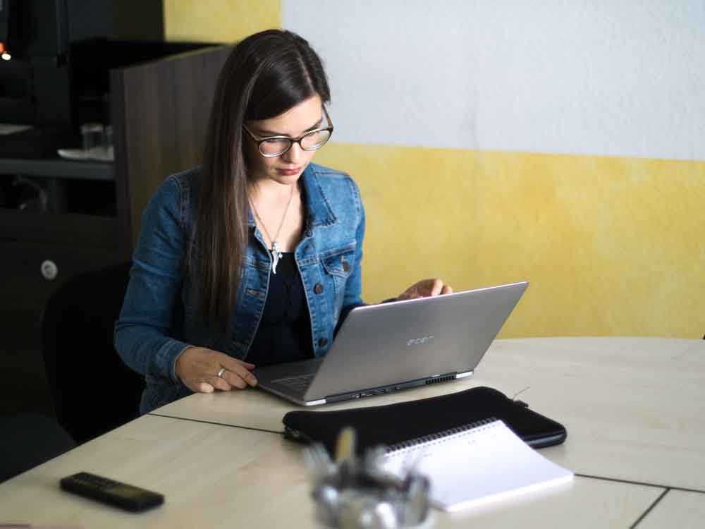 Virtuelle Telefonassistenz übernimmt alle Anrufe