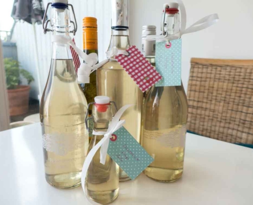 Selbst gemachter Waldmeistersirup in Glasflaschen