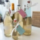 Selbst gemachter Waldmeistersirup in Glasflaschen