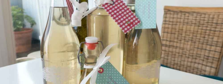 Selbst gemachter Waldmeistersirup in Glasflaschen