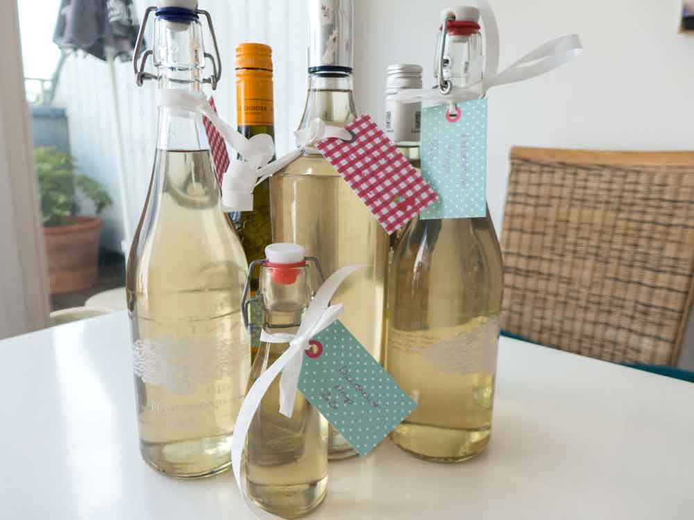 Als Geschenk Waldmeistersirup in Flaschen verschenken