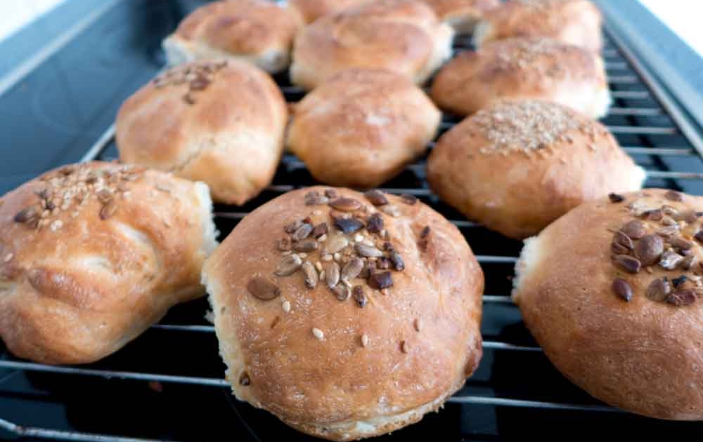 Knusprige Sonntagsbrötchen mit Kürbiskernen