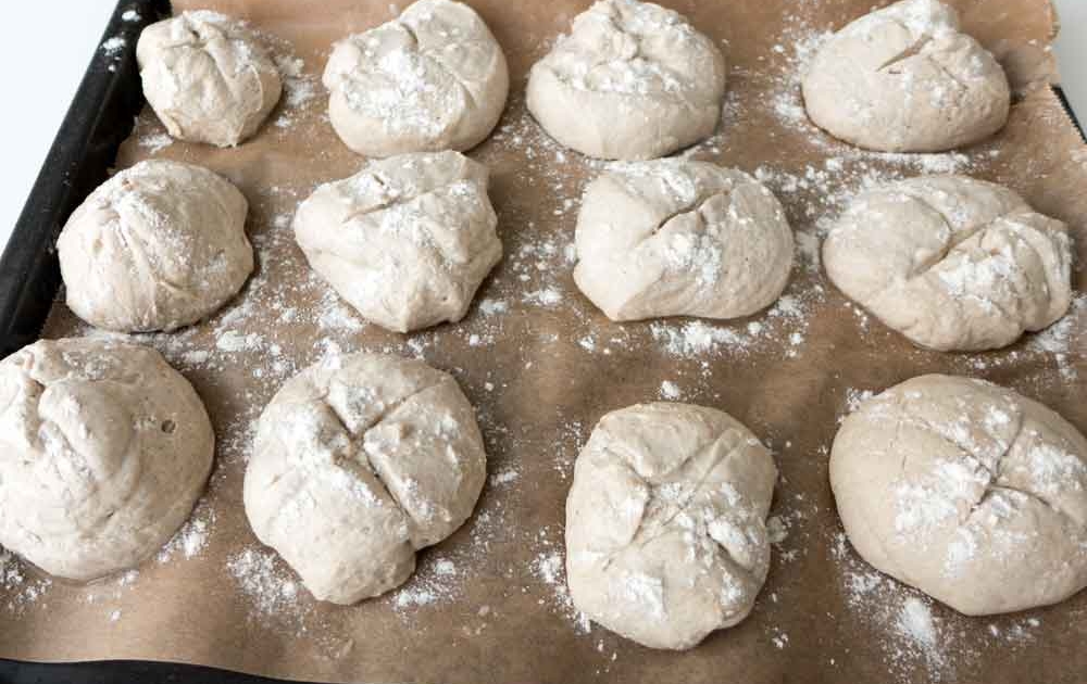 Brötchenteiglinge mit Mehl bestäuben und einschneiden