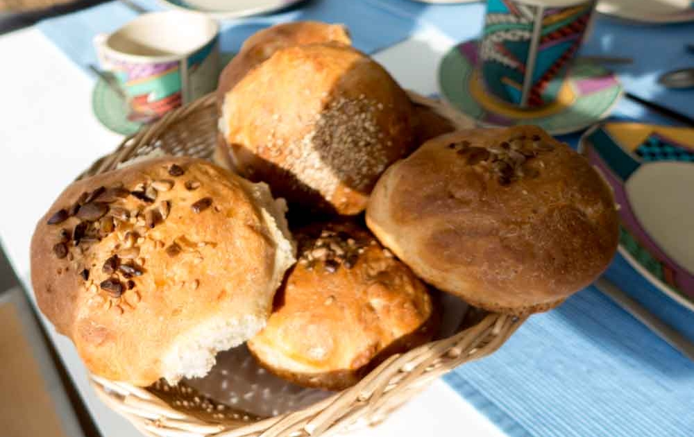 Ein leckeres Sonntagsfrühstück mit frischen Brötchen