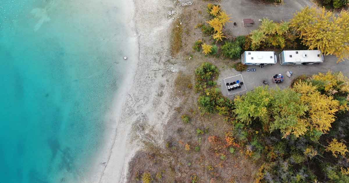 Bei Wohnmobil Tour planen: Ein Camping-Bus Stellplätze am Meer buchen