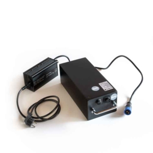 Akku Elektroroller laden mit Ladegrät