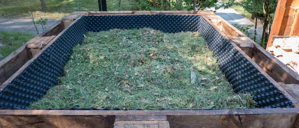 Grasschnitt im Hochbeet