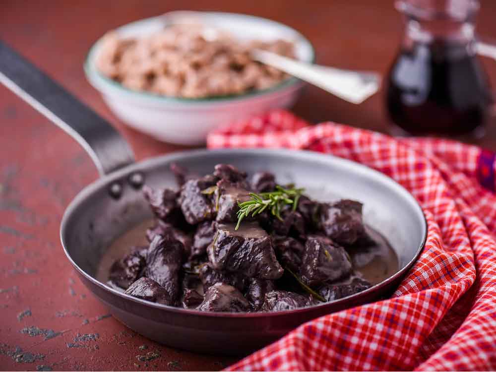 Geschmortes Wildschweinragout mit Rosmarin