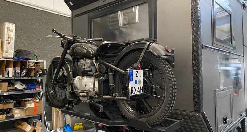 Expeditionsmobil mit Motorradträger