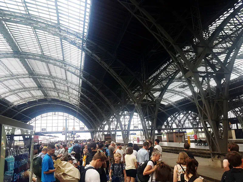 49-Euro-Ticket wurde am 1. Mai 2023 eingeführt. Auch Bahnreisen ins Ausland sind möglich.