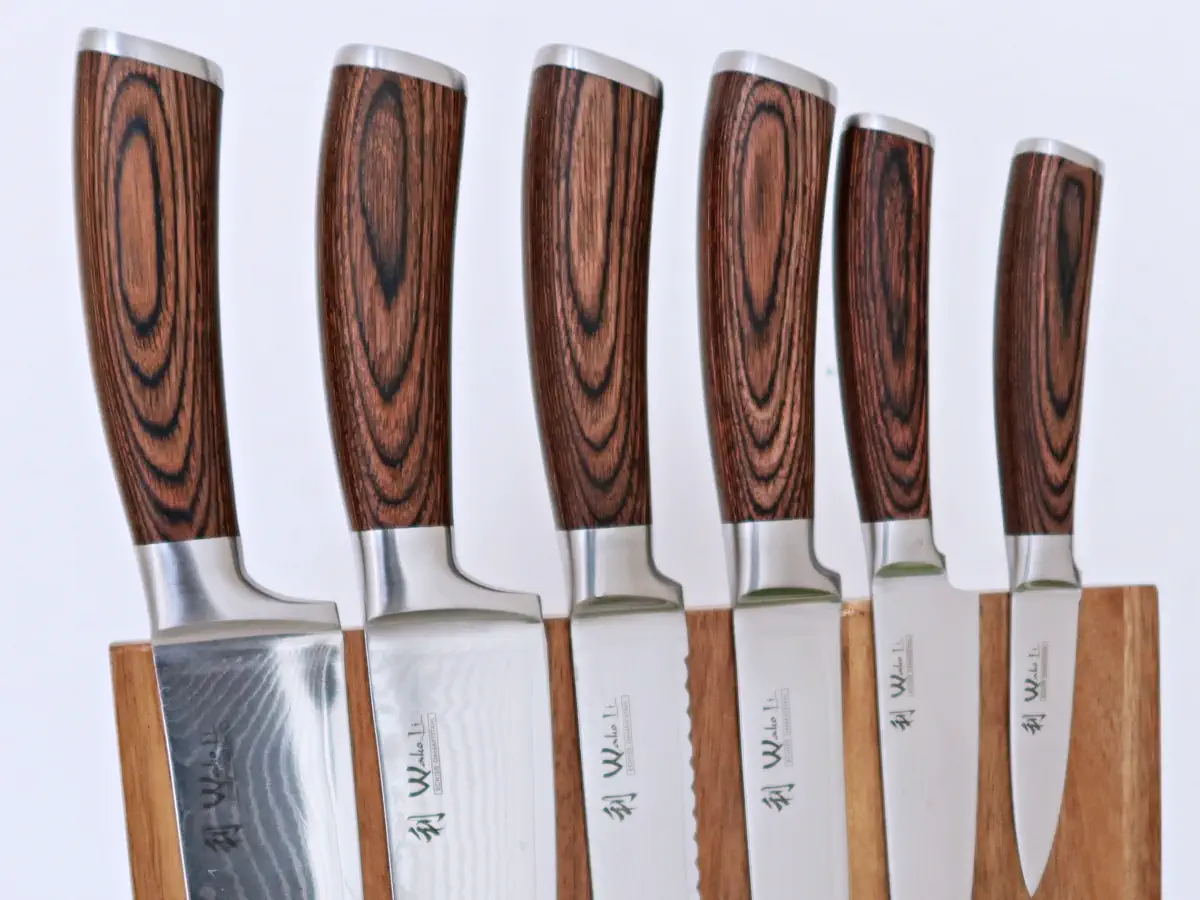Ergonomisch geformter Messergriff aus Pakkaholz