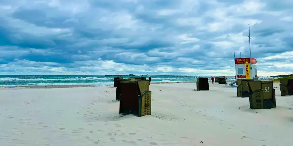 Feiner Sandstrand und Strandkörbe am Strand von Prerow