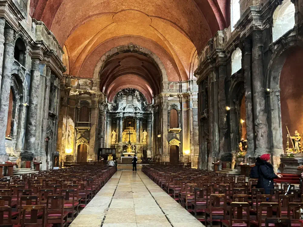 Innenraum der historischen Kirche