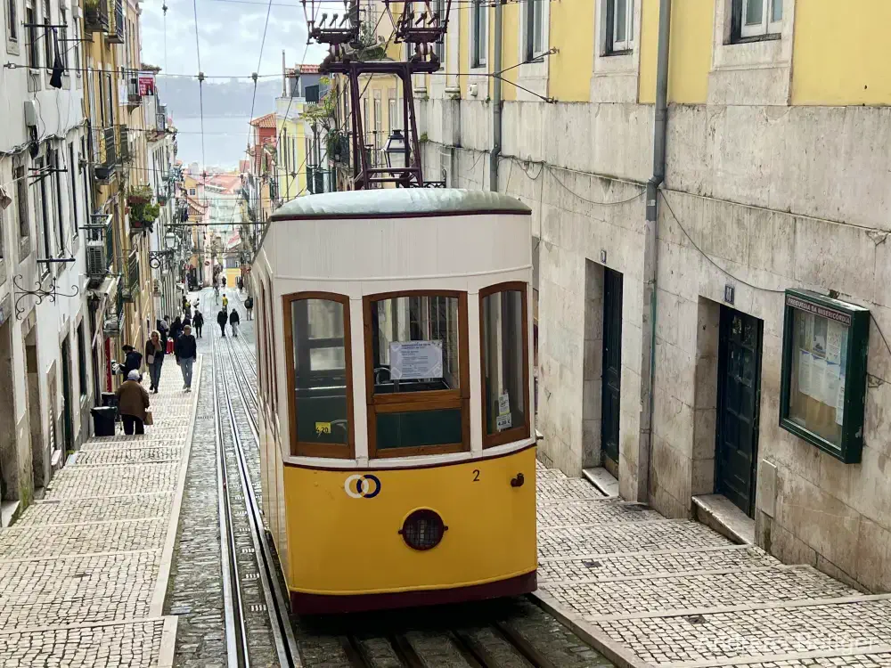 Die berühmte Straßenbahn im Zentrum von Lissabon