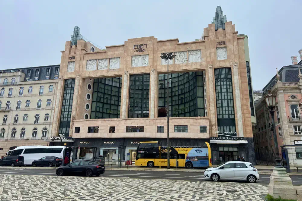Die imposante Fassade des Hotels im Zentrum Lissabon