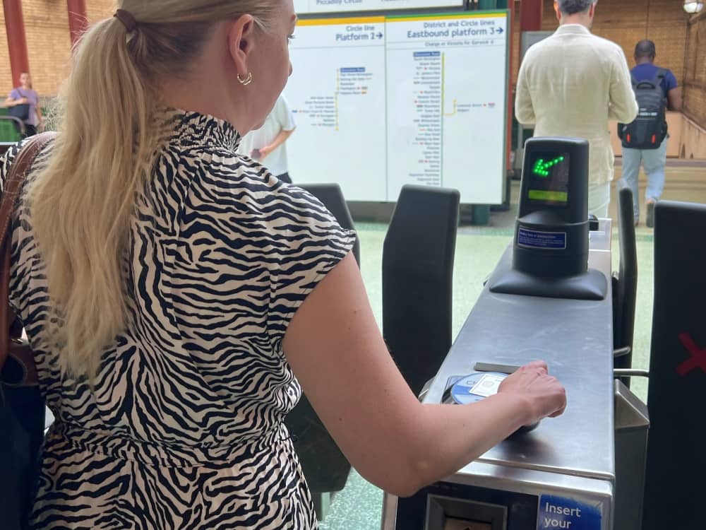 Bezahlen in Londoner U-Bahn durch Auflegen der Kreditkarte