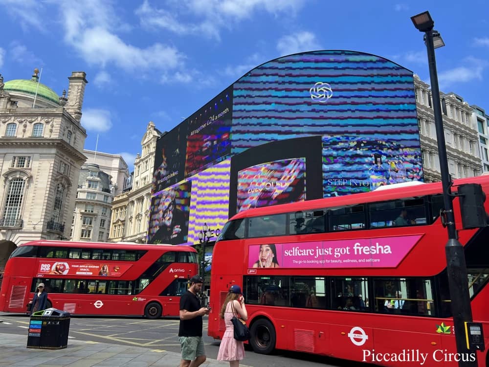 Buntes Treiben am Piccadilly Circus London