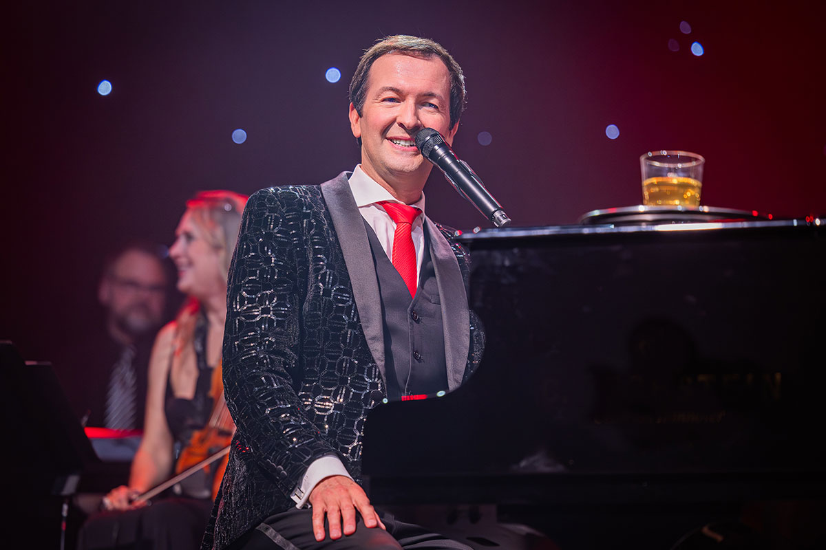 Alex Parker singt und spielt Udo Jürgens Songs am Flügel