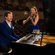 Alex Parker – Udo Jürgens Hommage 2027 Alex Parker am Flügel mit Violinistin bei der Udo Jürgens Hommage