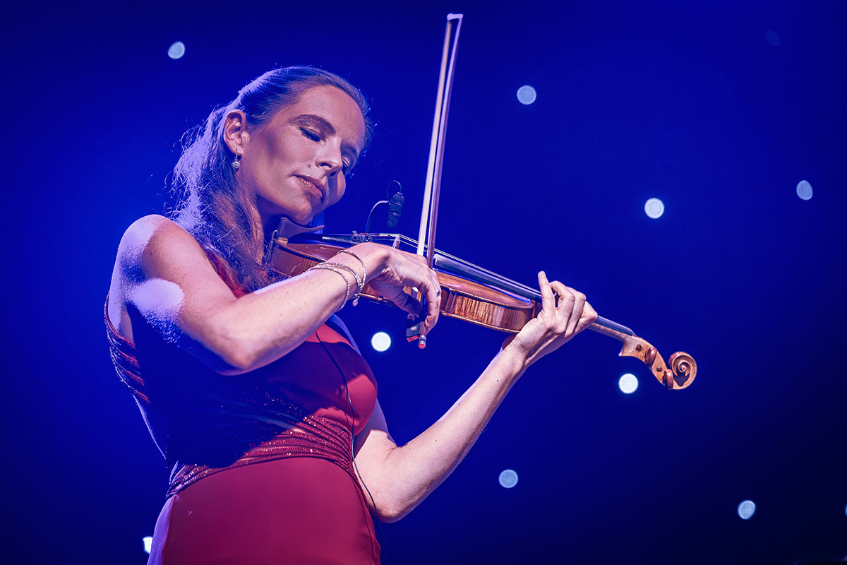Mona Seebohm spielt live Violine