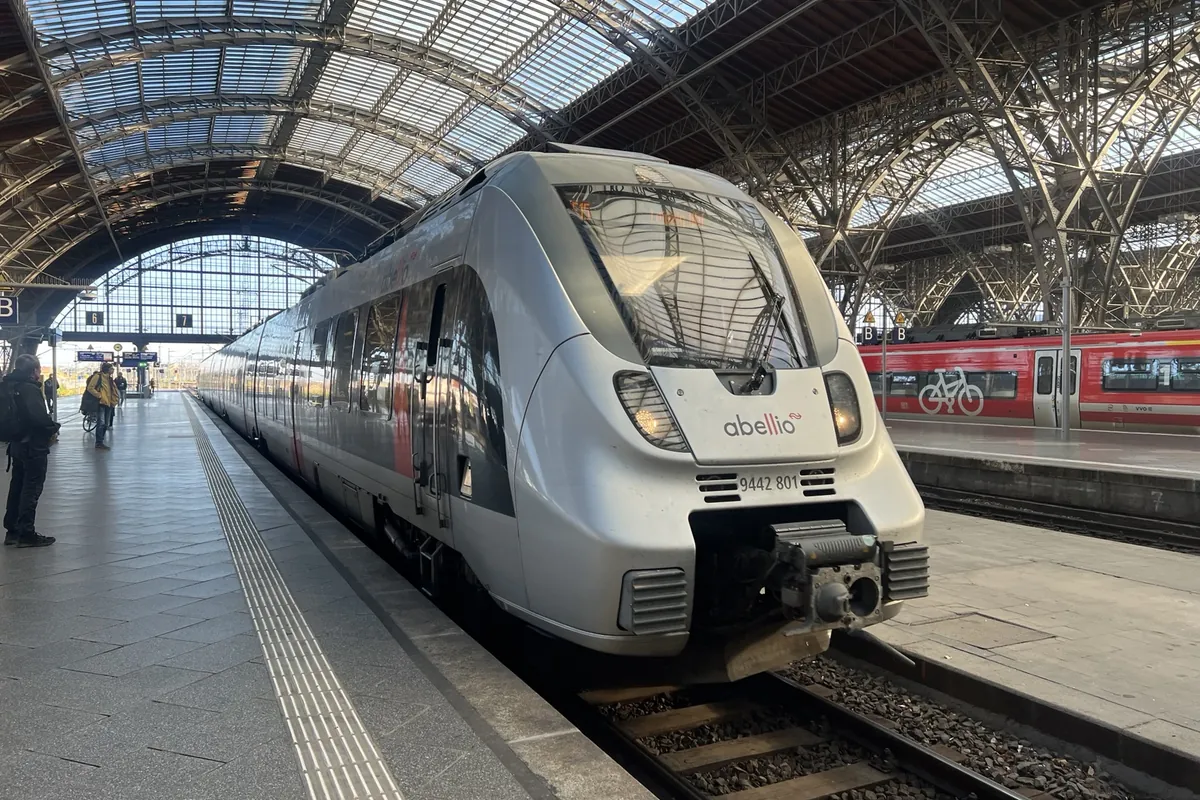 Regionalzug am Bahnhof als Symbol für Reisen mit dem Deutschlandticket