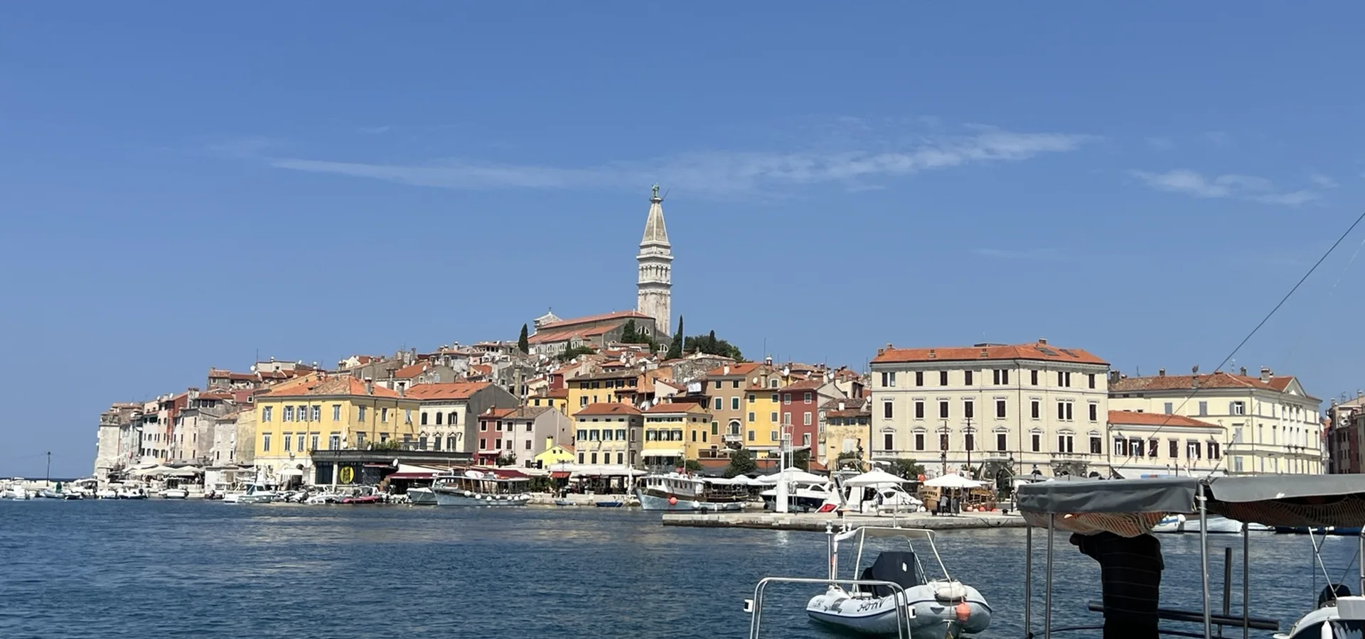 Altstadt von Rovinj an der kroatischen Adriaküste mit Meer und Kirchturm
